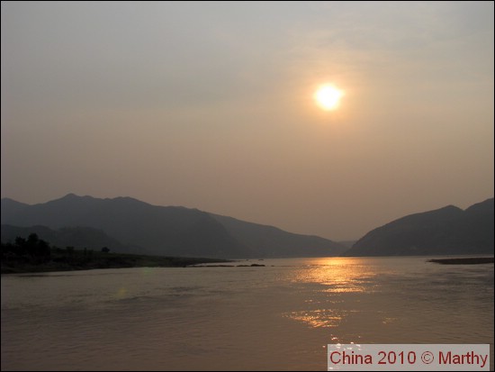 Zonsondergang op Yangtze rivier 